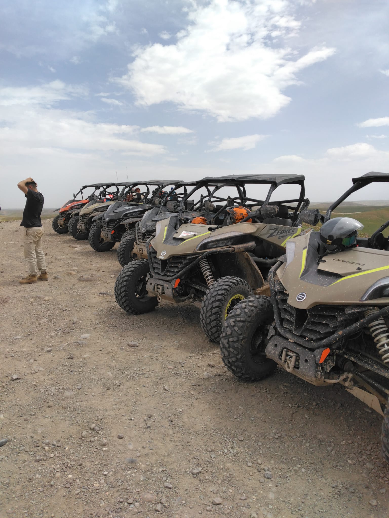 Alignement de CFMOTO Zforce au départ du raid Haut-Atlas LQCaventures