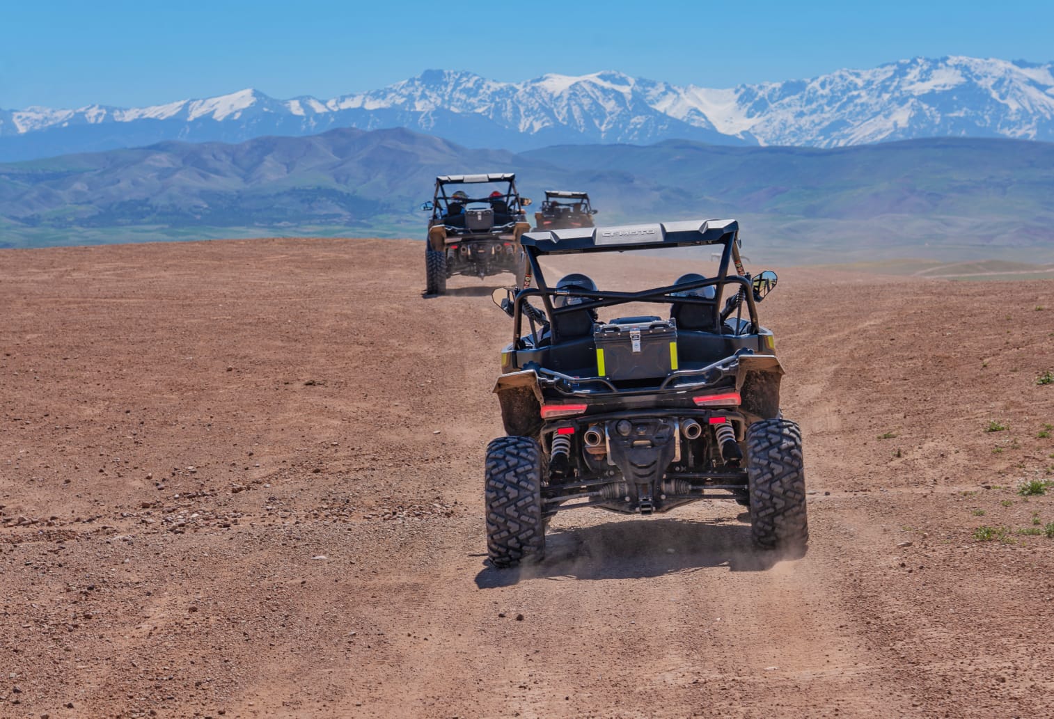 Paysages du Haut-Atlas marocain — vue panoramique sur les sommets enneigés, raid SSV LQCaventures