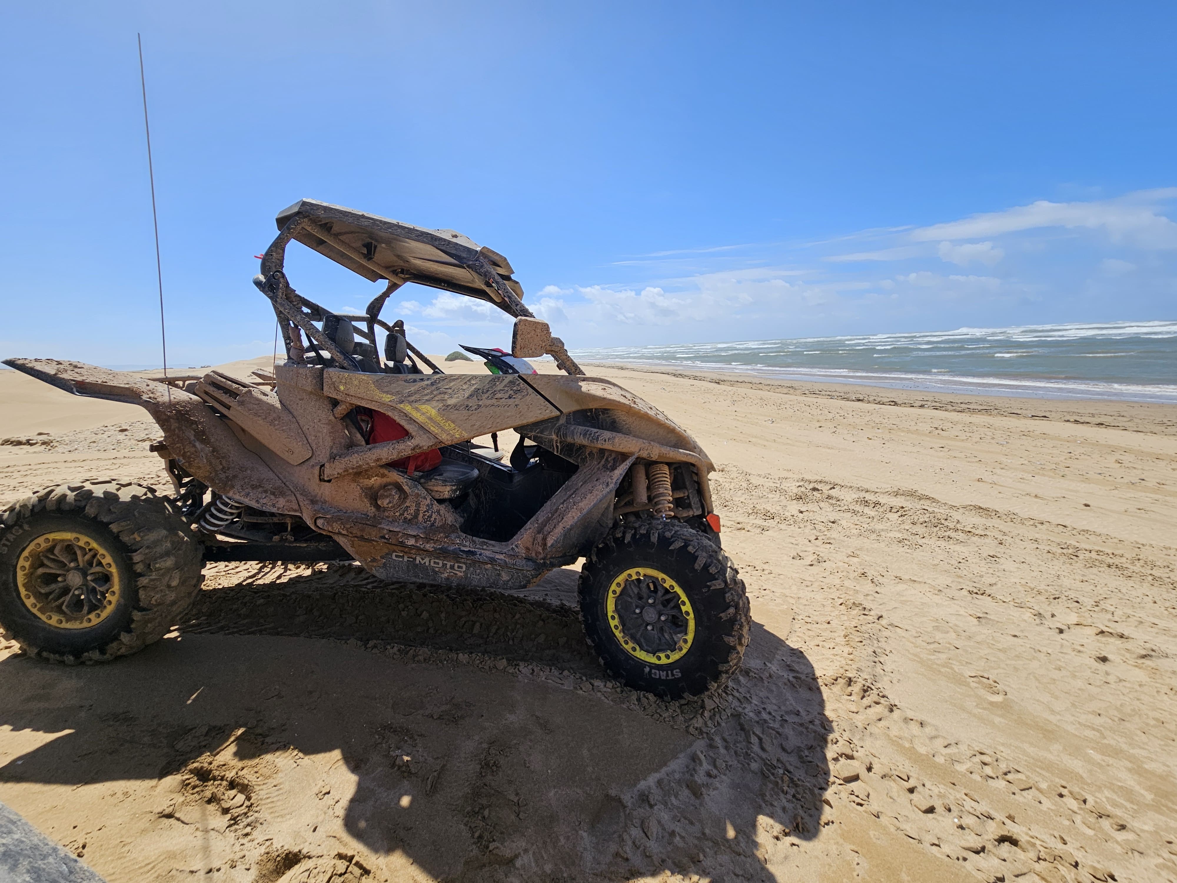 SSV CFMOTO Zforce sur la plage atlantique — raid Atlas-Atlantique LQCaventures