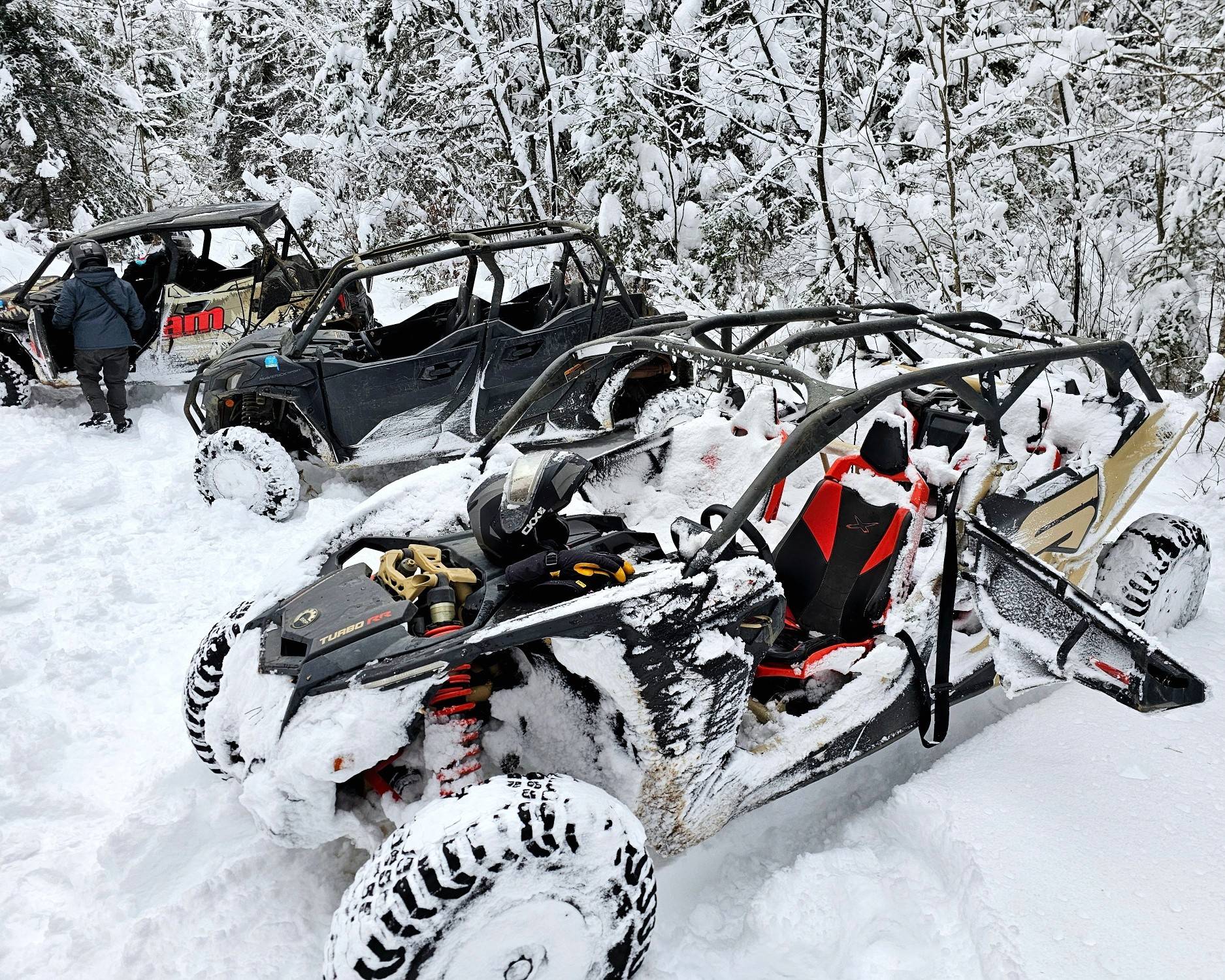 Buggy Can-Am sur neige en forêt québécoise