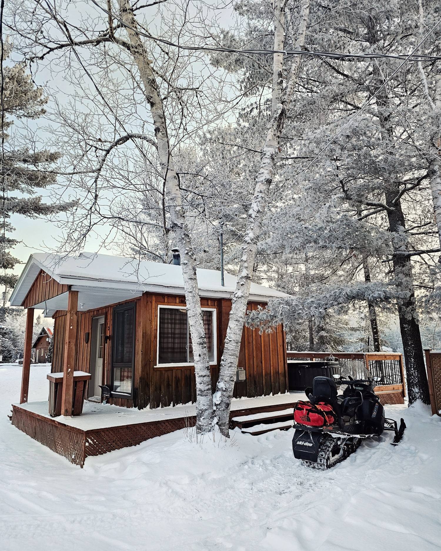 Chalet canadien en bois en bois avec motoneige