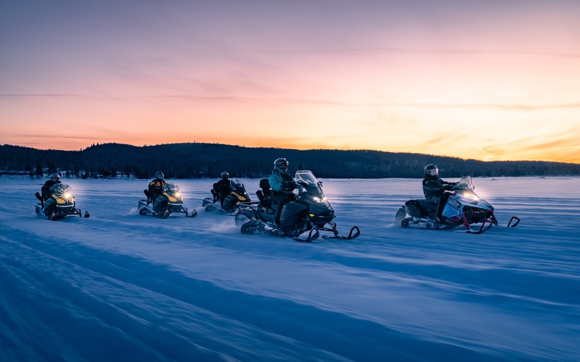Groupe motoneiges Ski-Doo en forêt québécoise
