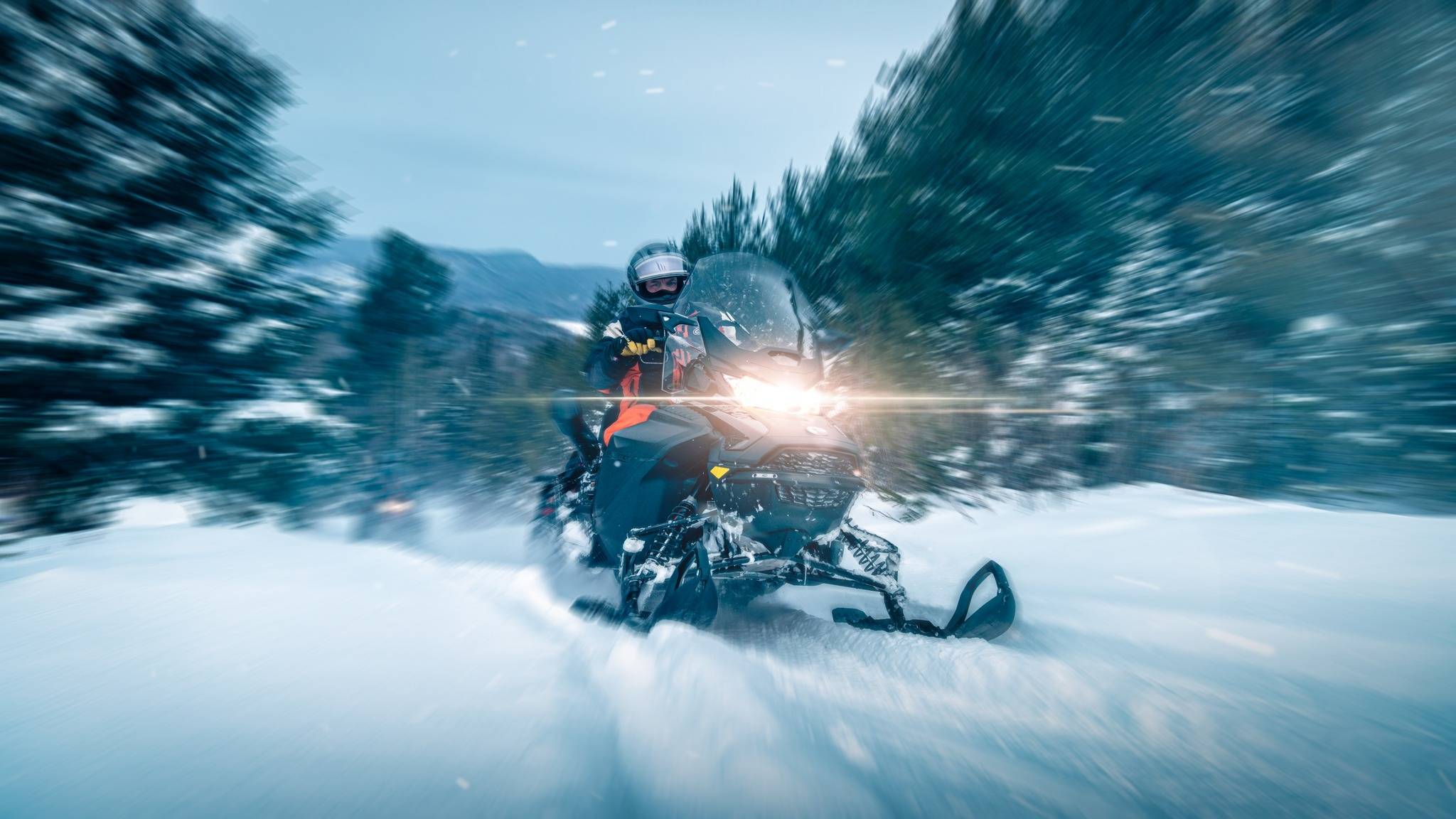 Motoneige Ski-Doo en action dans la forêt boréale