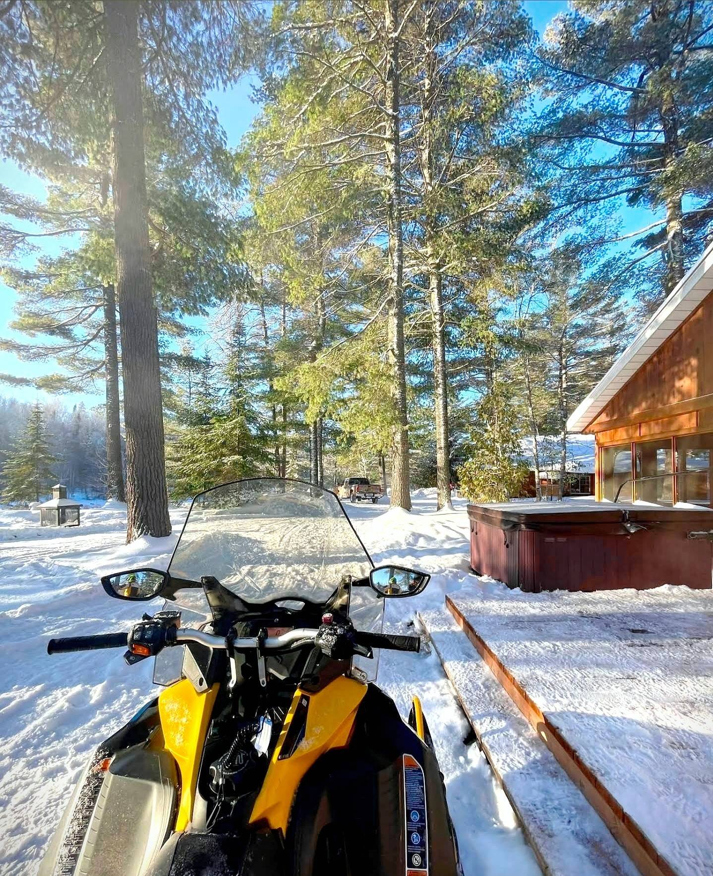 Motoneige au départ du chalet canadien en bois