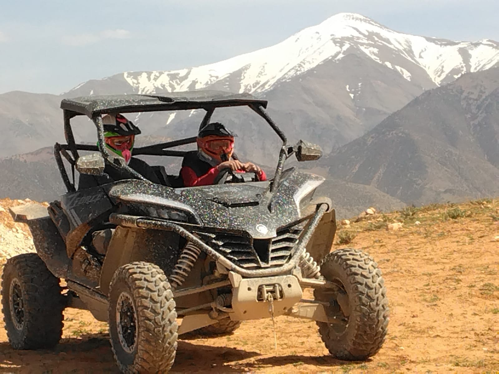 Équipage en SSV dans les contreforts de l'Atlas