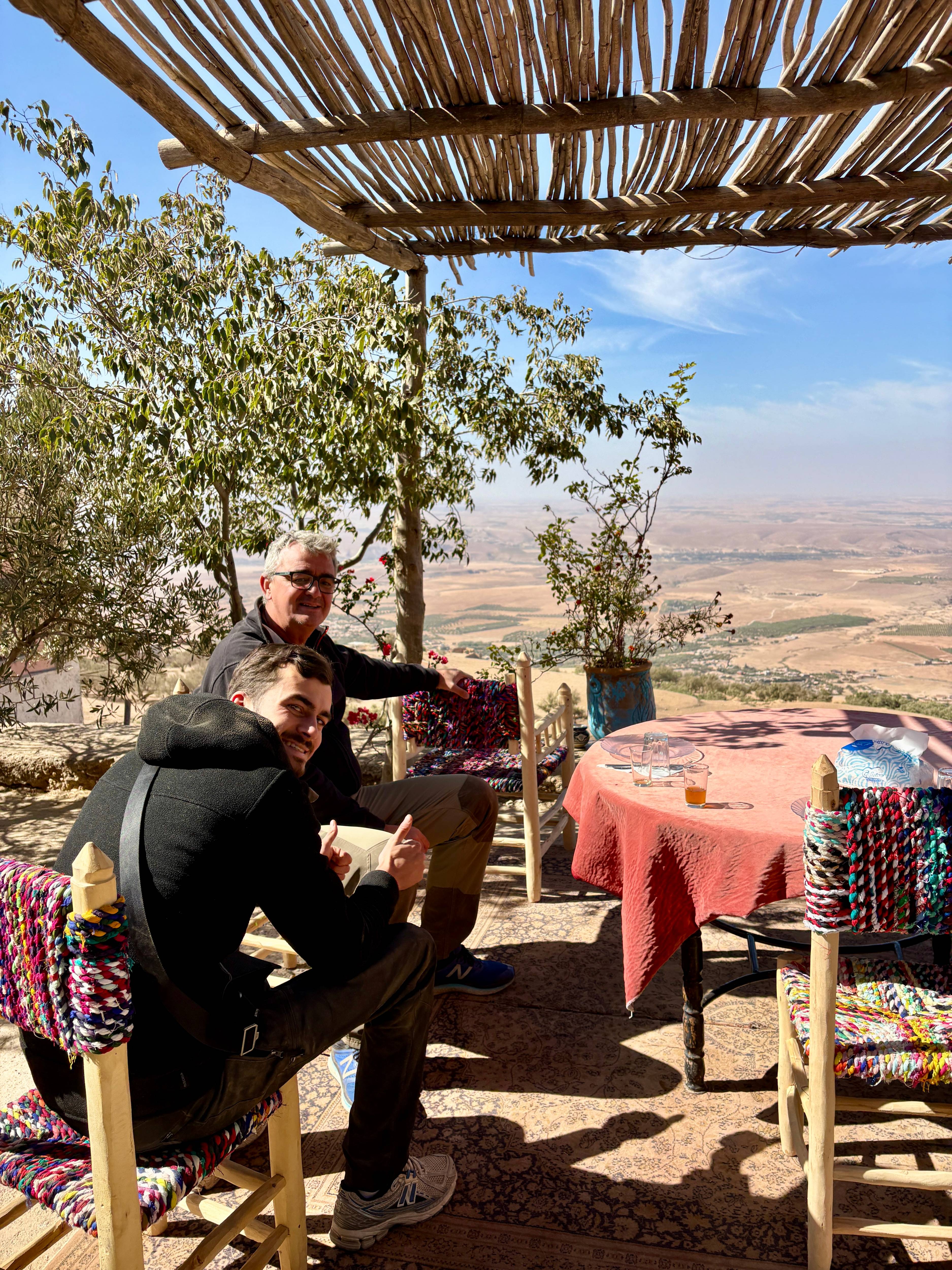 Pause terroir sur terrasse panoramique de l'Atlas