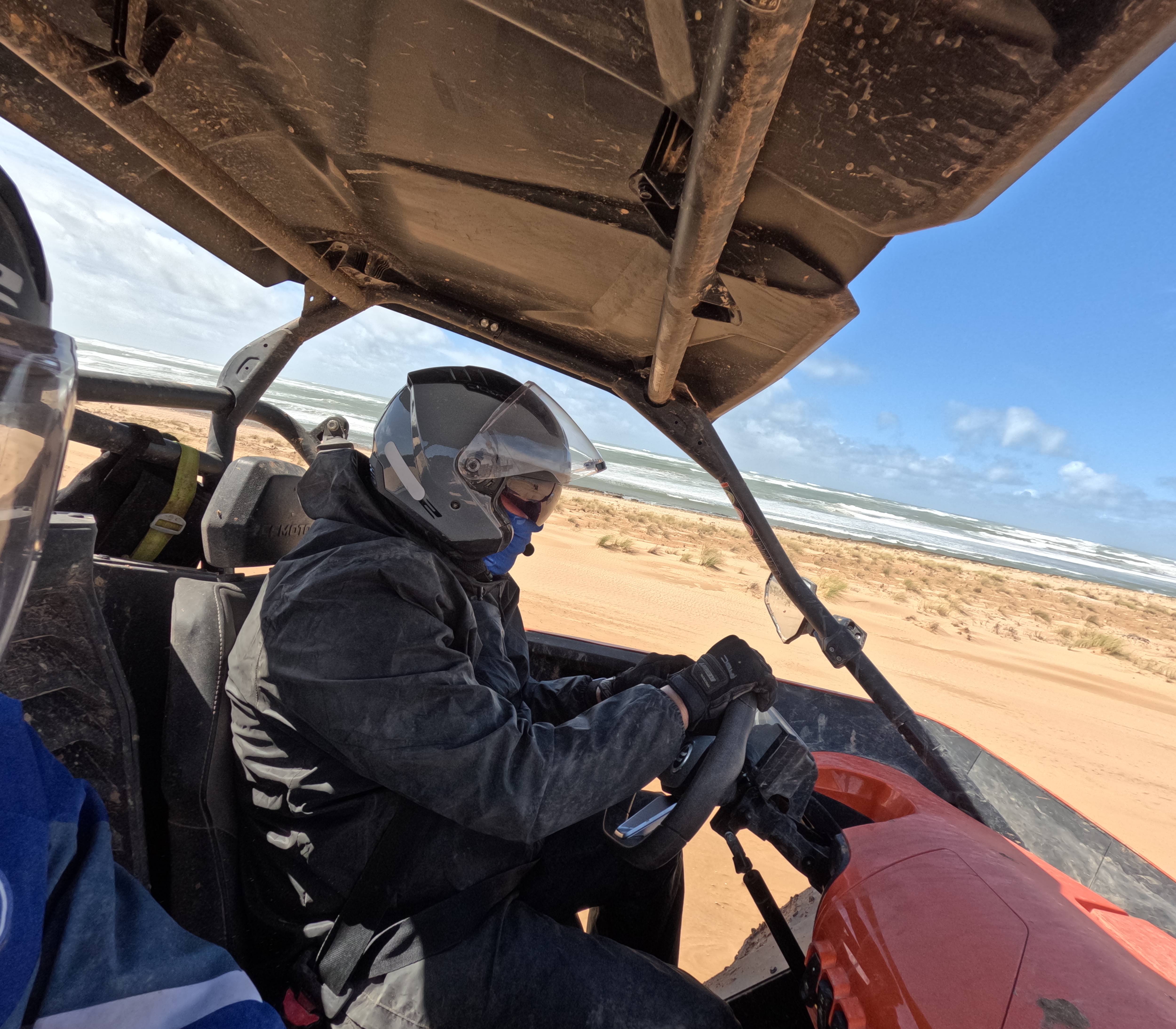 Pilote en Polaris Trail face à l'océan Atlantique — raid Immersion LQCaventures