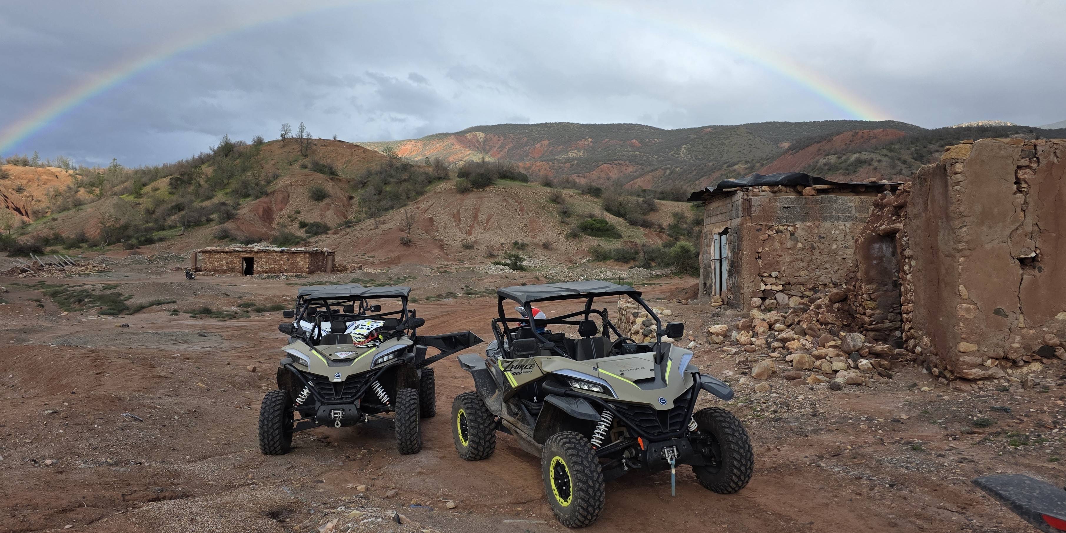 Raid Atlas-Atlantique — SSV Zforce avec arc-en-ciel sur terrain rouge